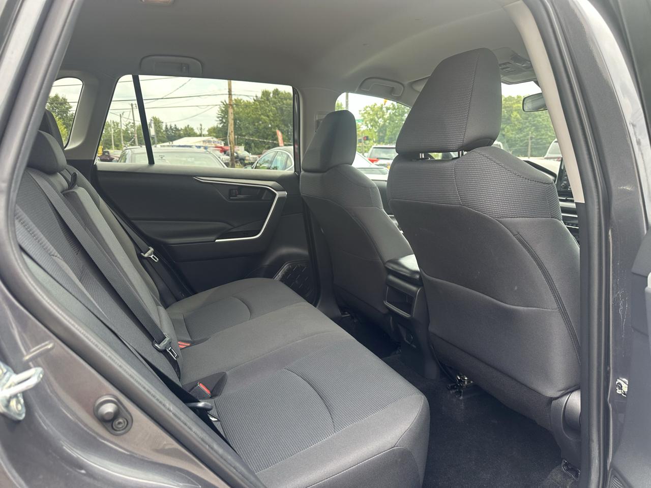 Toyota RAV4 LE FWD (Natl) 2021