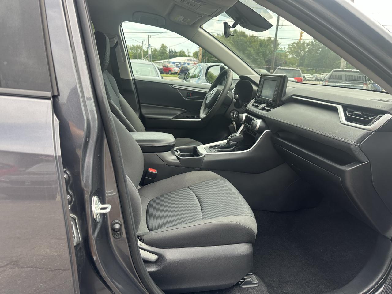 Toyota RAV4 LE FWD (Natl) 2021