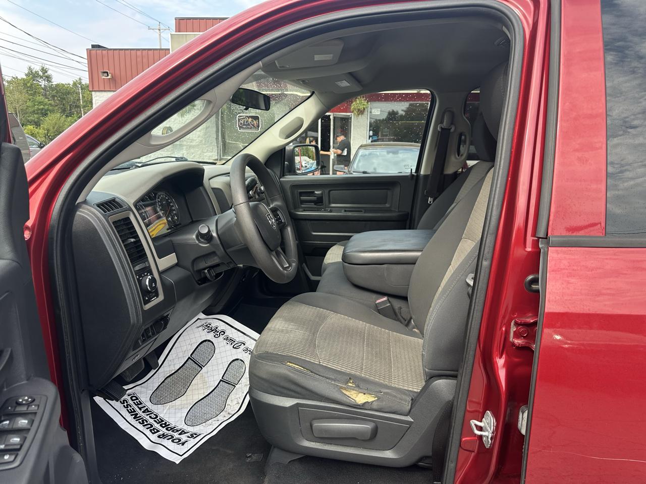RAM 1500 4WD Quad Cab 140.5" Express 2012