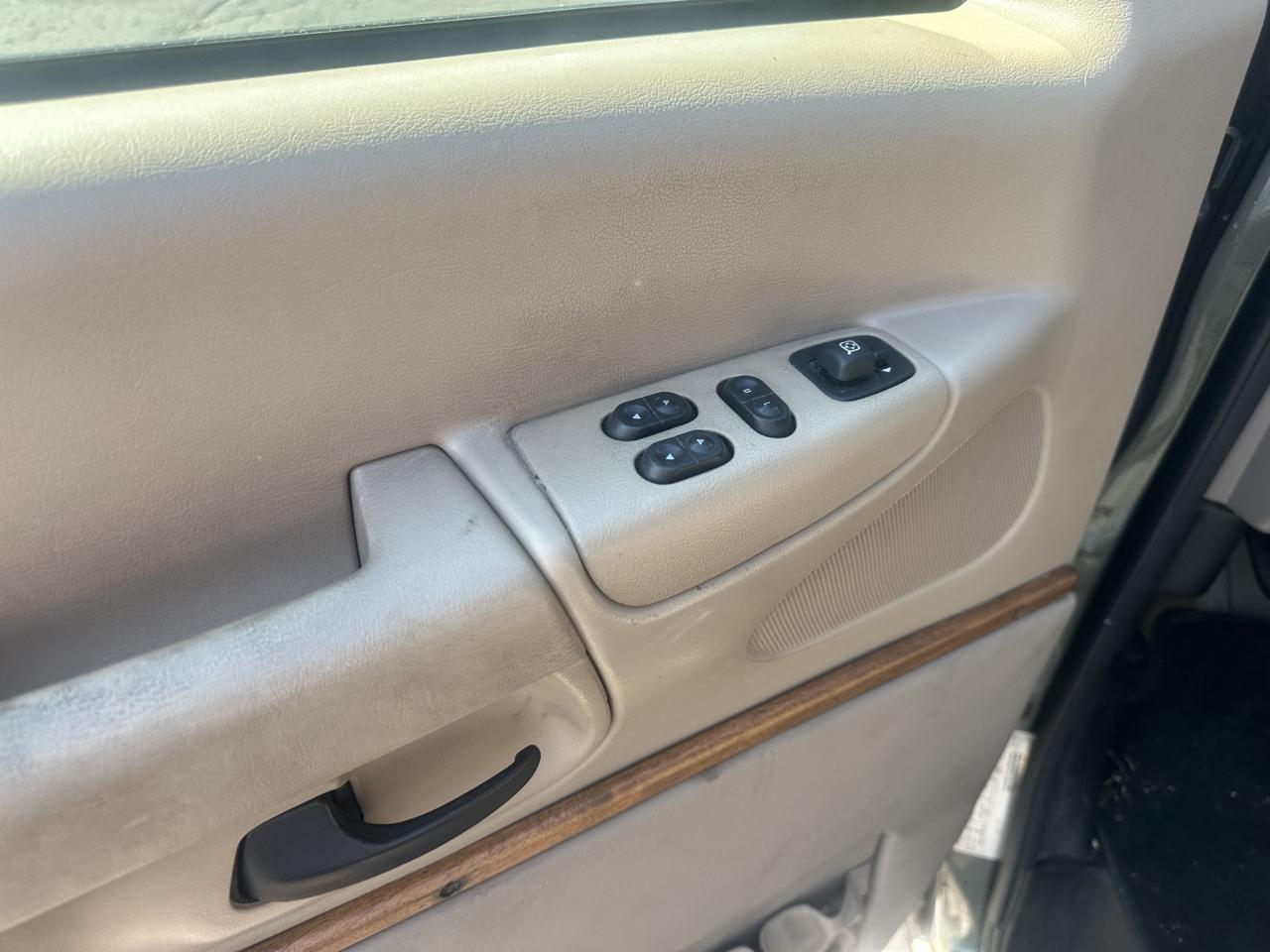 Ford Econoline Cargo Van E-150 2002