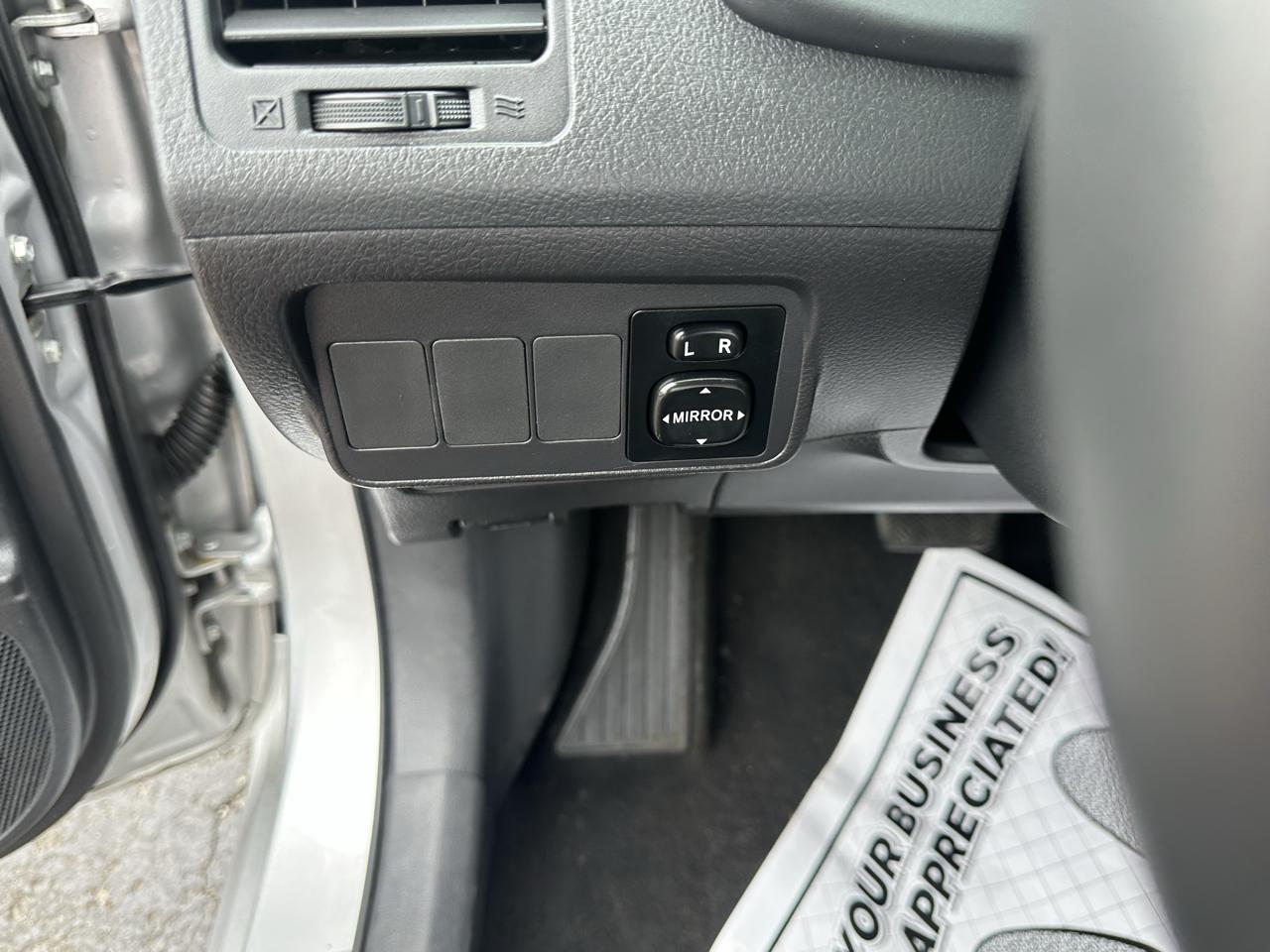 Toyota Corolla 4dr Sdn Man (Natl) 2009