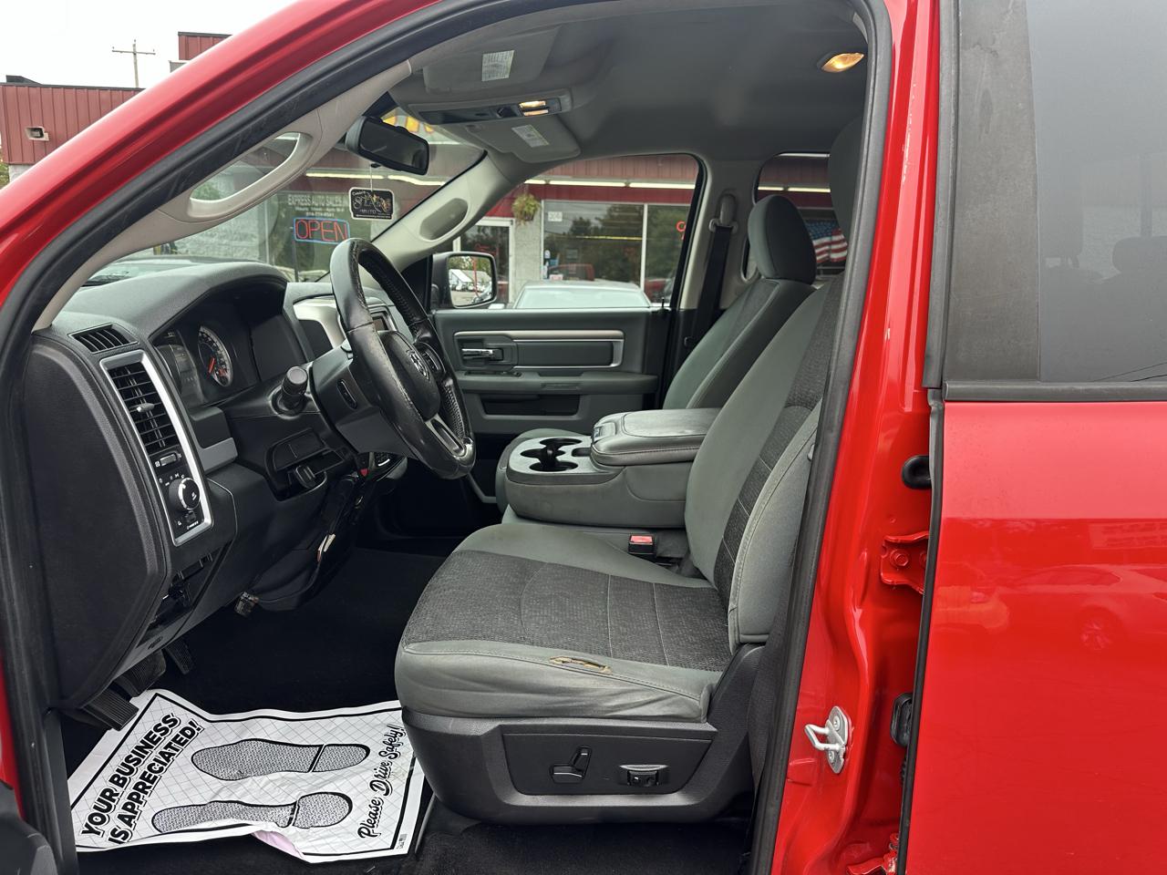 RAM 1500 4WD Quad Cab 140.5" Big Horn 2016