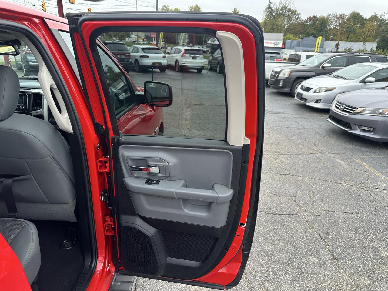 RAM 1500 4WD Quad Cab 140.5" Big Horn 2016