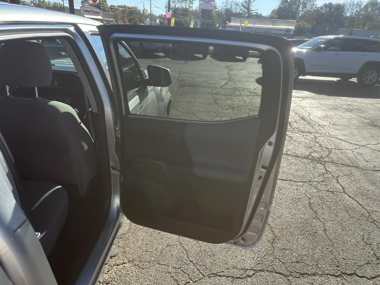 Toyota Tacoma 2WD SR5 Double Cab 5' Bed I4 AT (Natl) 2022