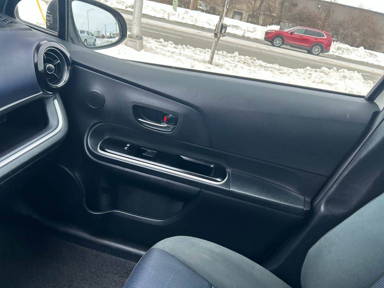 Toyota Prius c 5dr HB Three (Natl) 2015