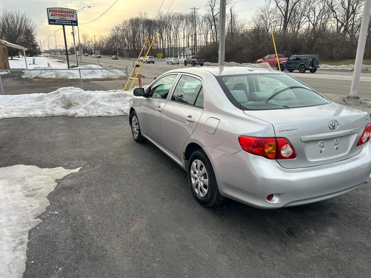 Toyota Corolla 4dr Sdn Man (Natl) 2010