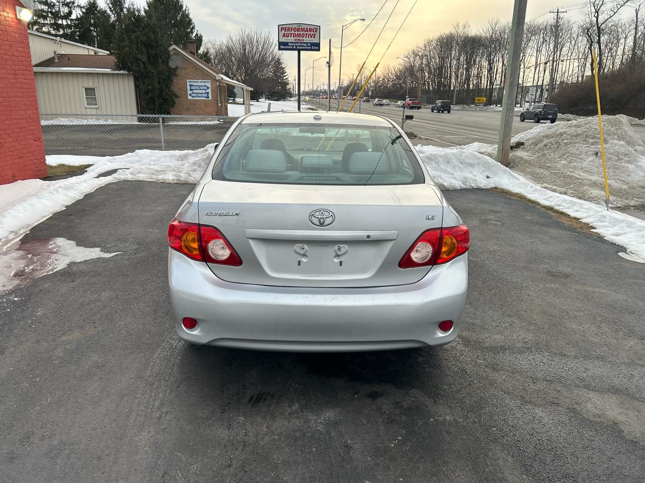 Toyota Corolla 4dr Sdn Man (Natl) 2010