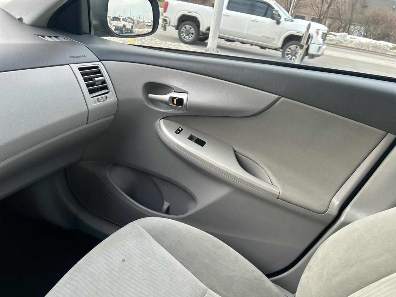 Toyota Corolla 4dr Sdn Man (Natl) 2010