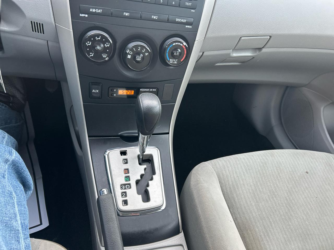 Toyota Corolla 4dr Sdn Man (Natl) 2010