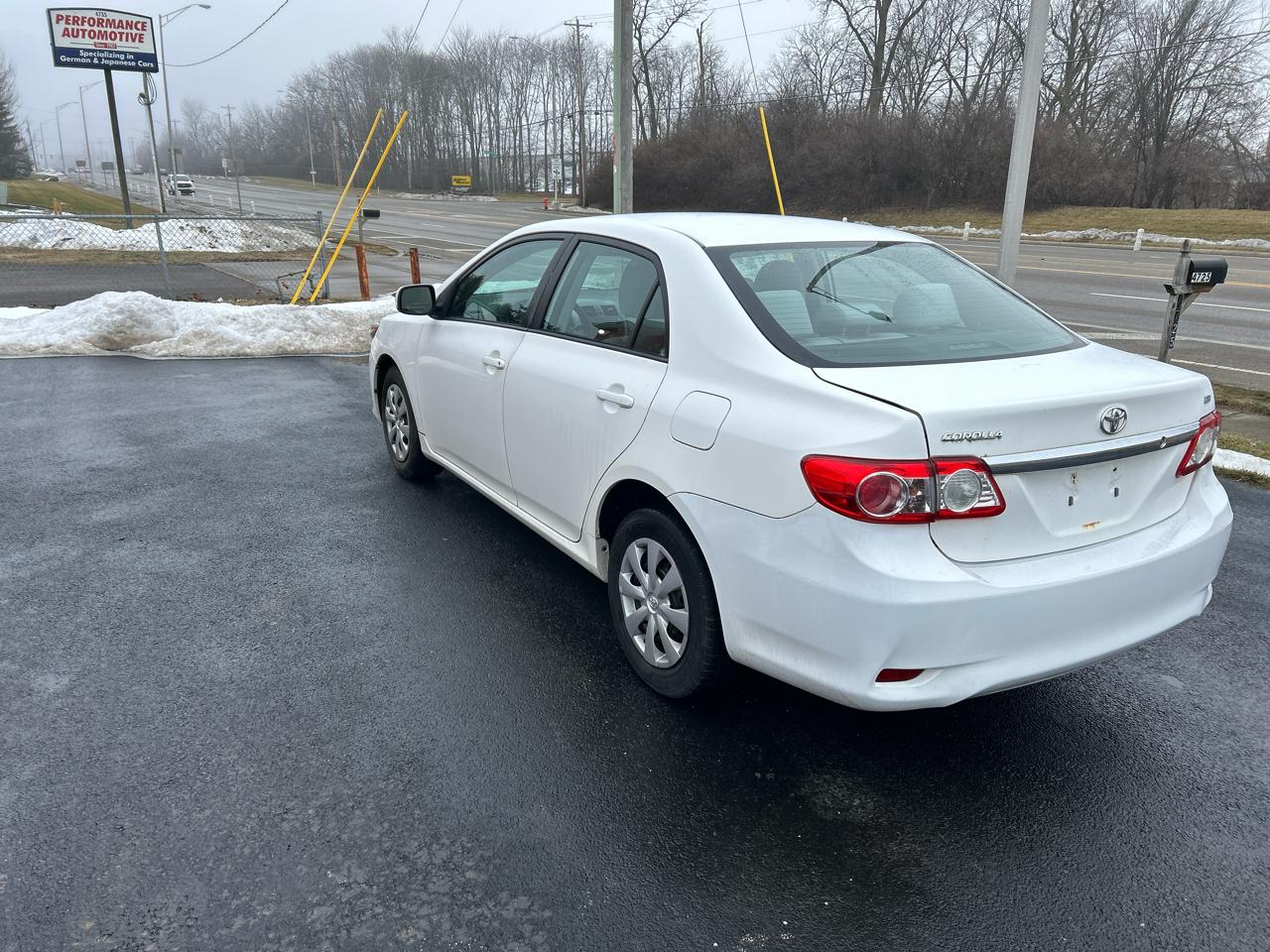 Toyota Corolla 4dr Sdn Auto LE (Natl) 2011