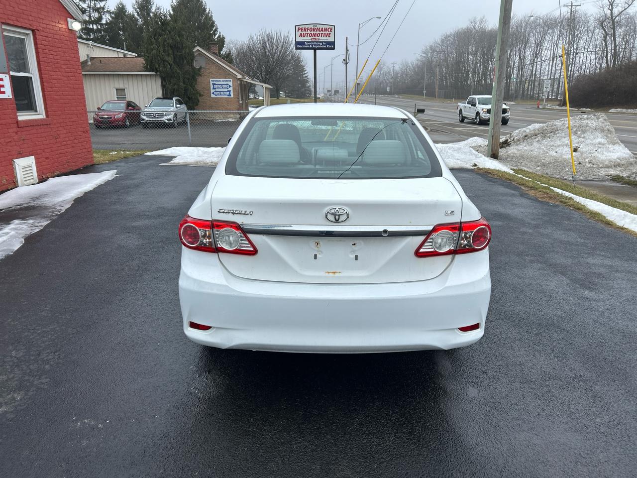 Toyota Corolla 4dr Sdn Auto LE (Natl) 2011