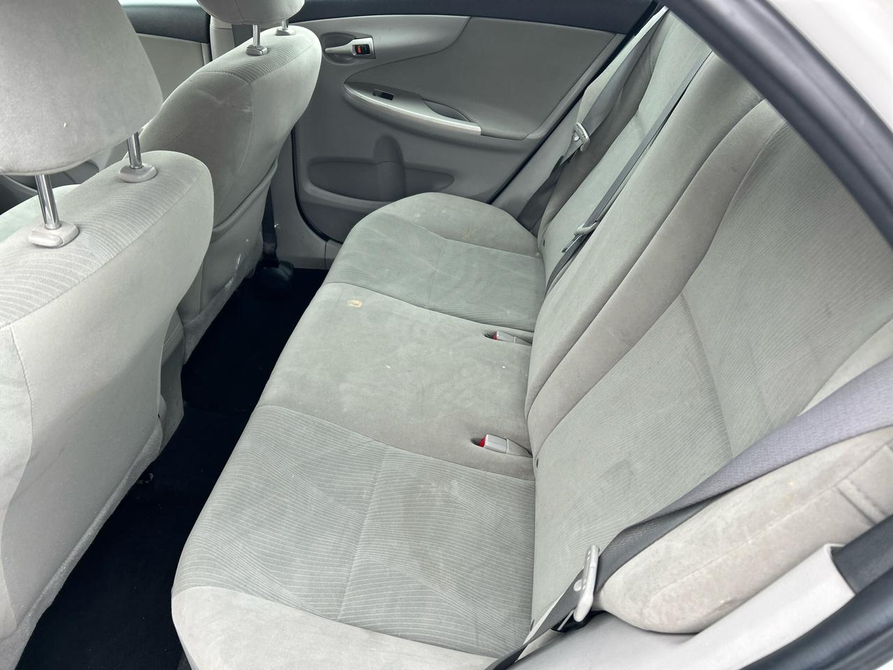 Toyota Corolla 4dr Sdn Auto LE (Natl) 2011