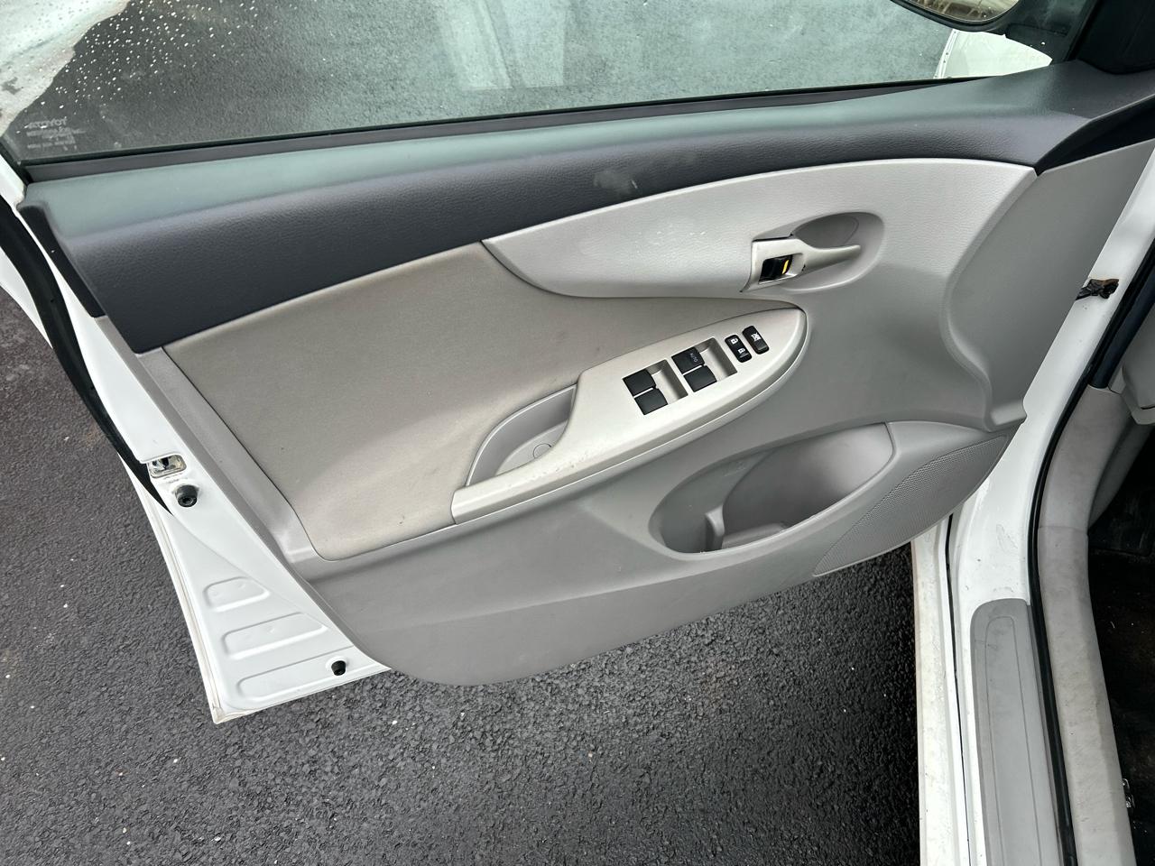 Toyota Corolla 4dr Sdn Auto LE (Natl) 2011