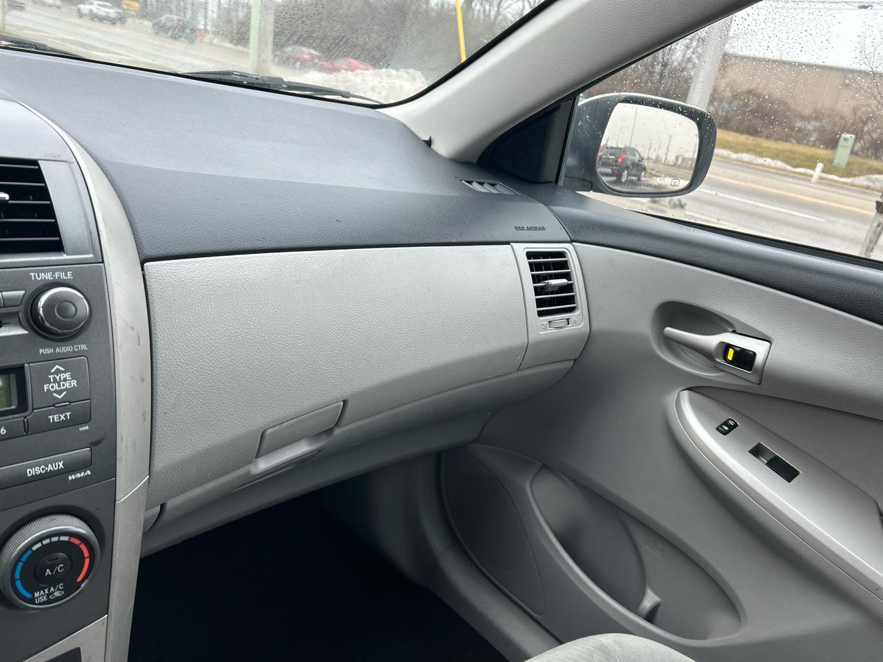 Toyota Corolla 4dr Sdn Auto LE (Natl) 2011