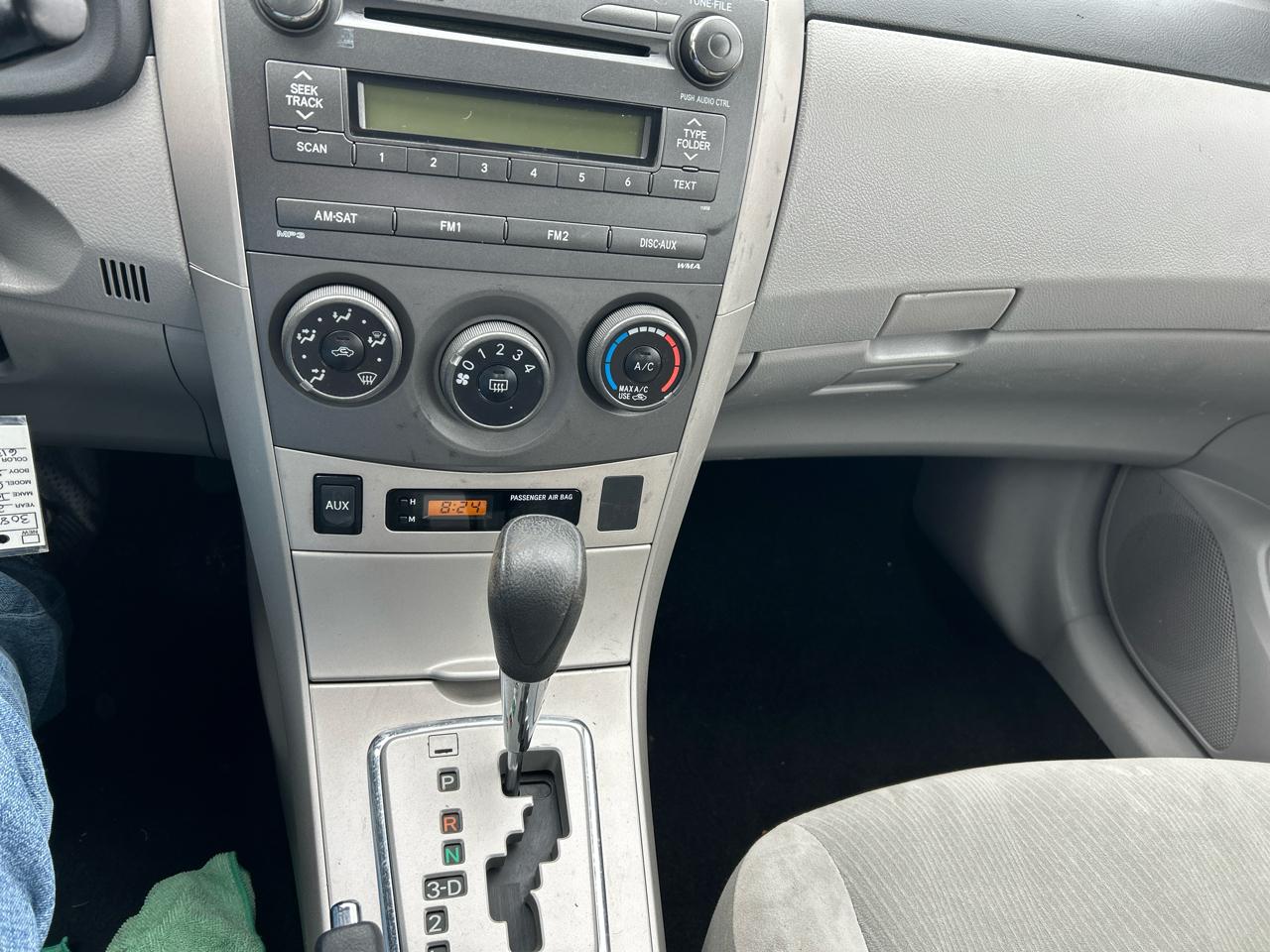 Toyota Corolla 4dr Sdn Auto LE (Natl) 2011