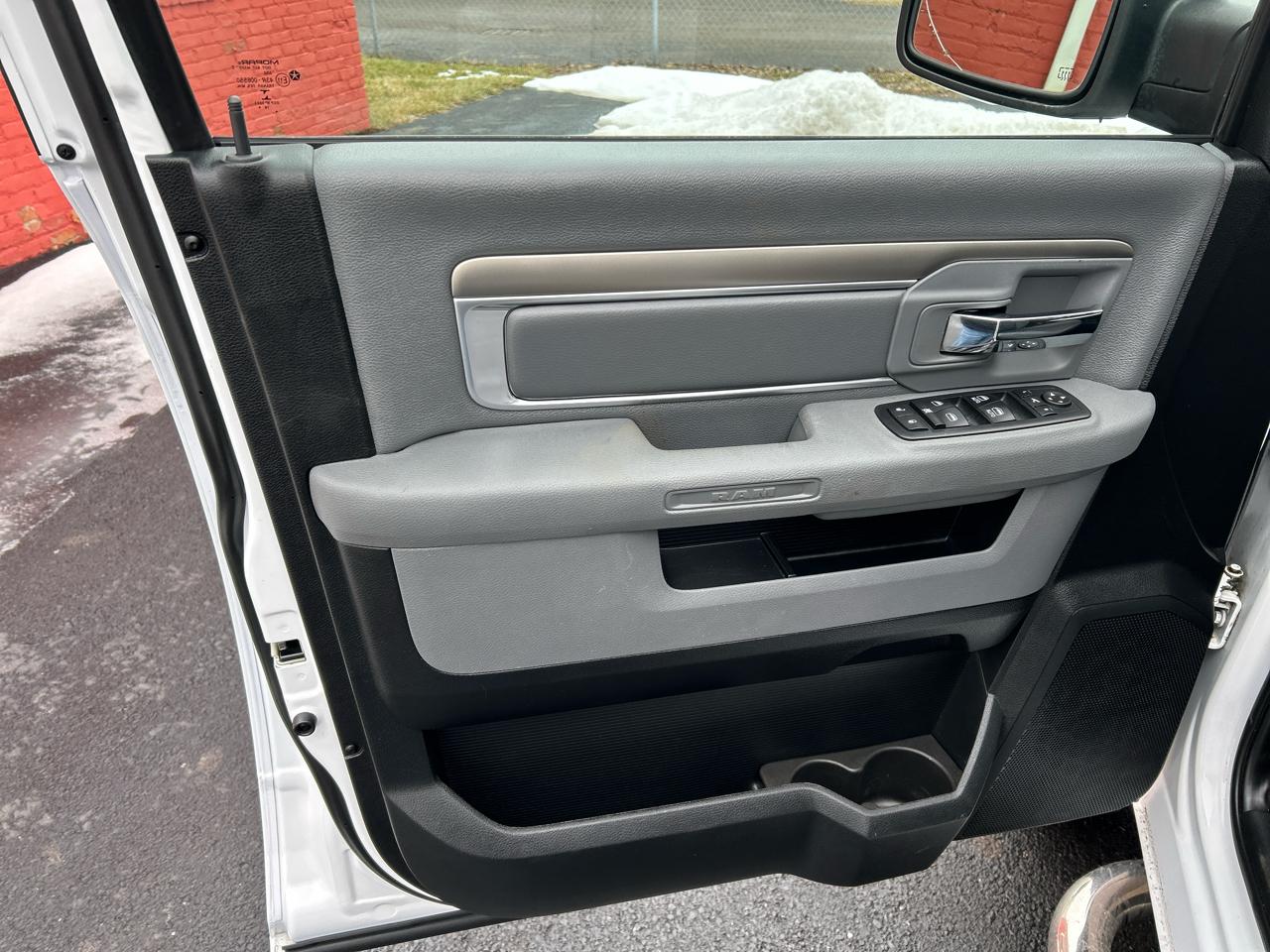 RAM 1500 Big Horn 4x4 Crew Cab 5'7" Box 2017