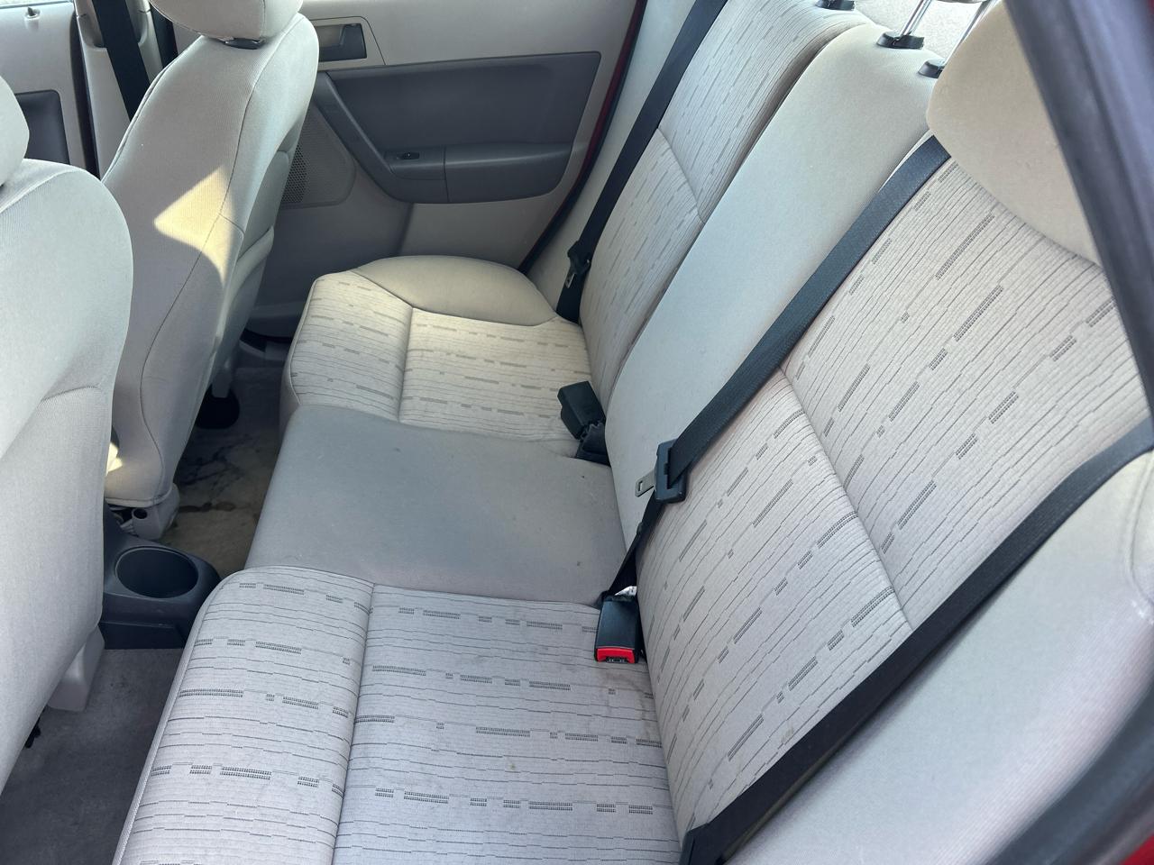 Ford Focus 4dr Sdn SE 2010