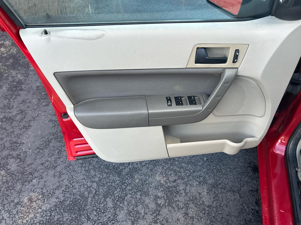 Ford Focus 4dr Sdn SE 2010