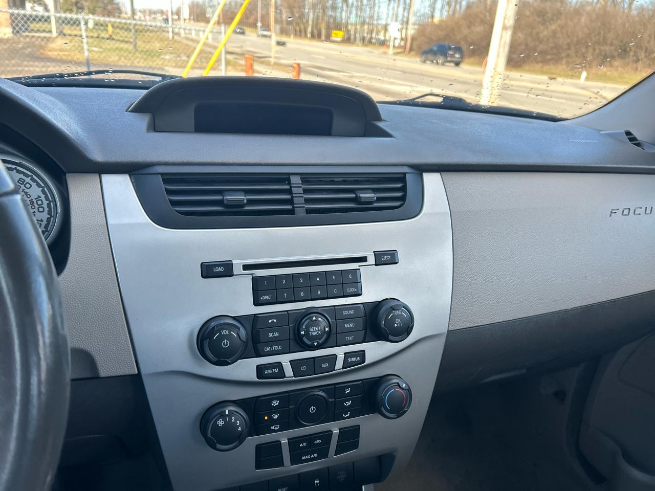 Ford Focus 4dr Sdn SE 2010