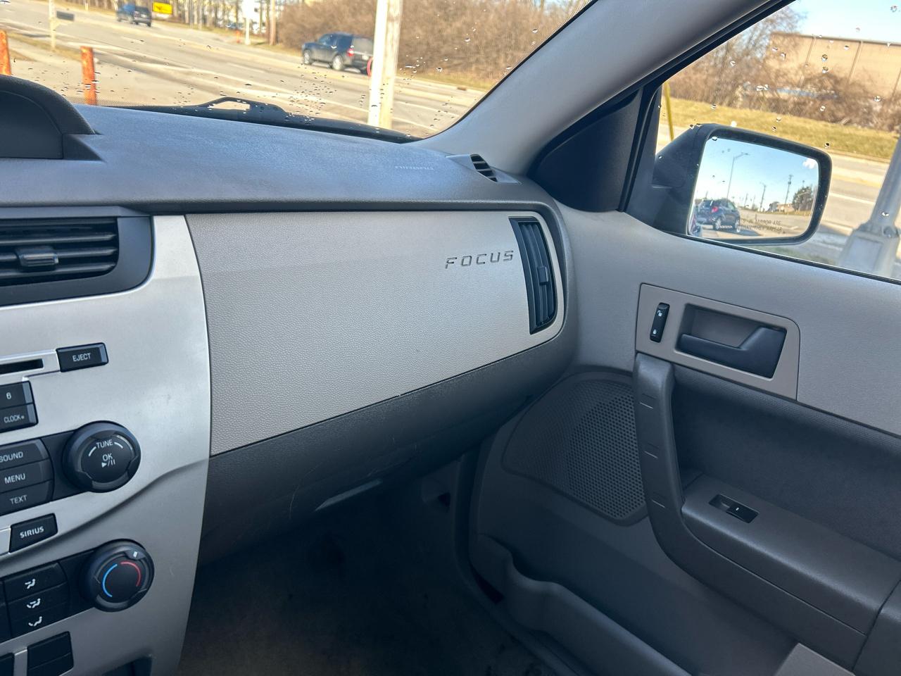 Ford Focus 4dr Sdn SE 2010