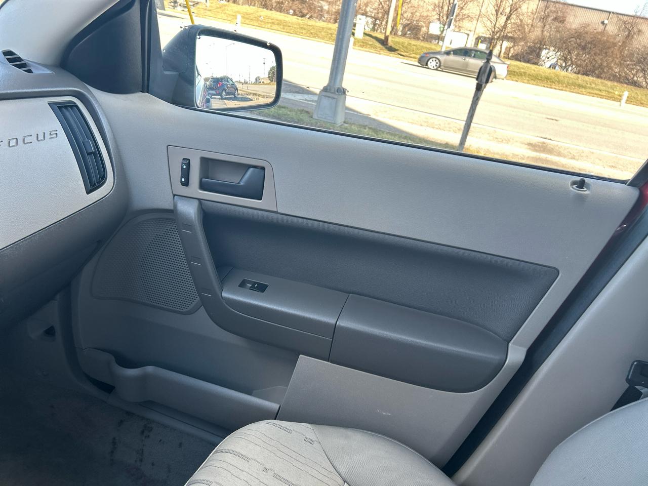 Ford Focus 4dr Sdn SE 2010