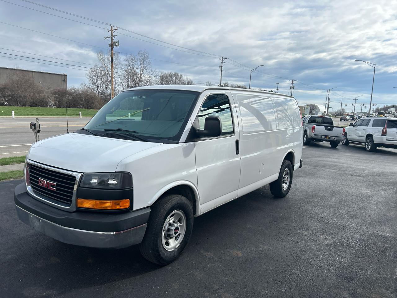 GMC Savana Cargo Van RWD 2500 135" 2017