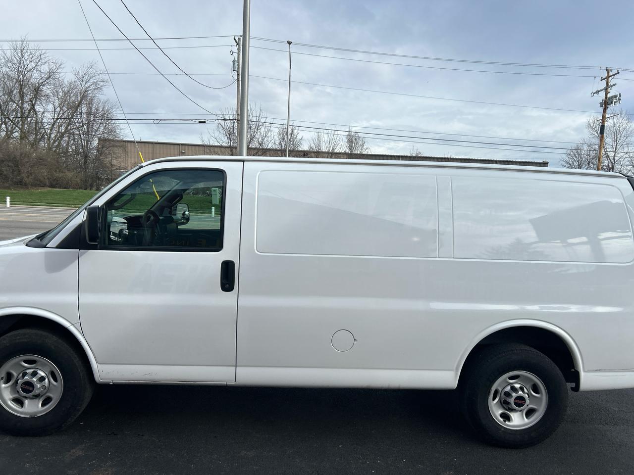 GMC Savana Cargo Van RWD 2500 135" 2017