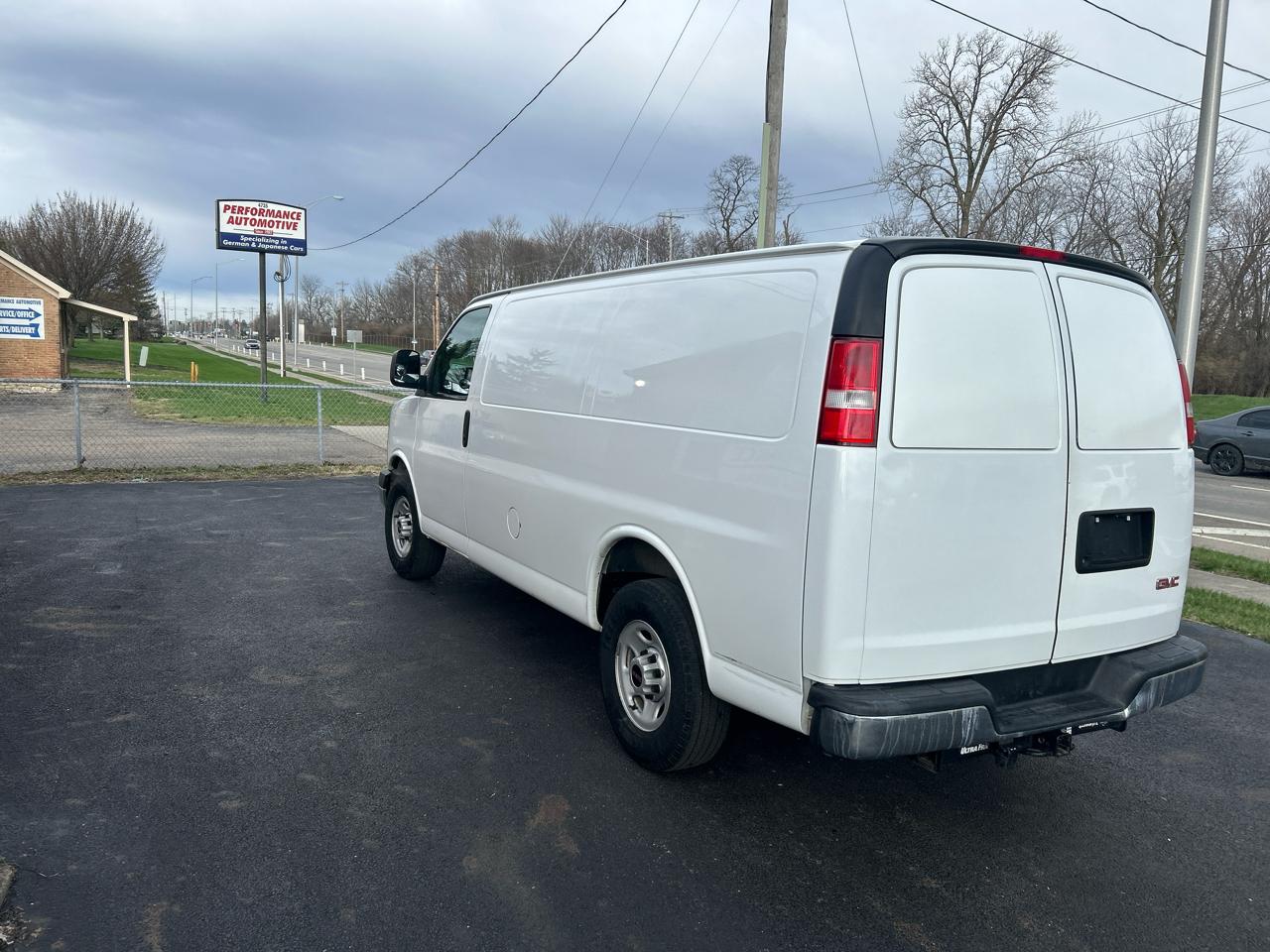 GMC Savana Cargo Van RWD 2500 135" 2017