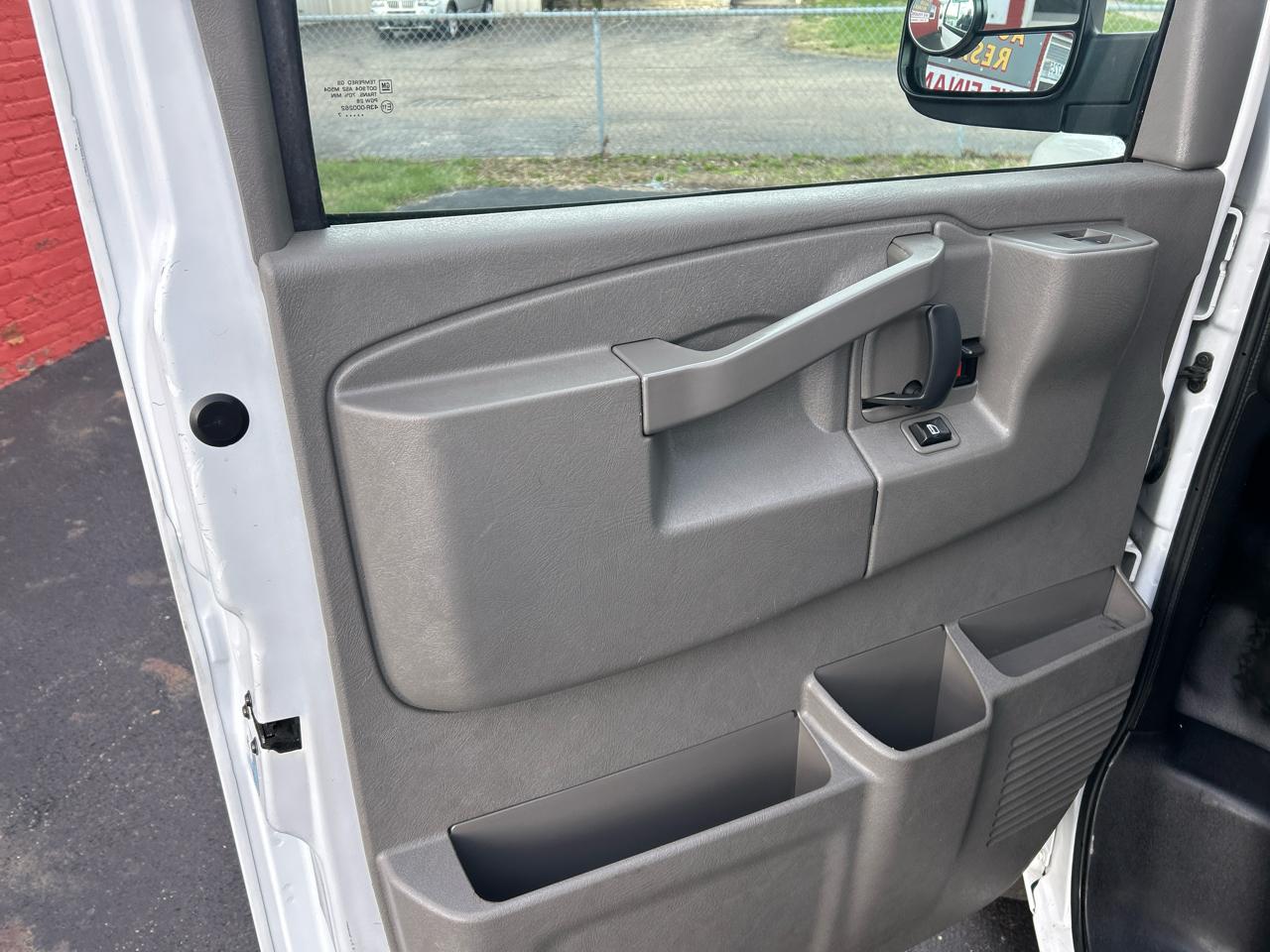 GMC Savana Cargo Van RWD 2500 135" 2017
