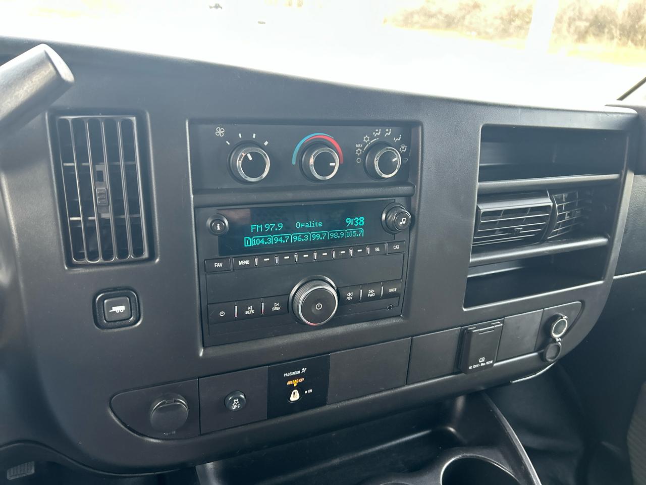 GMC Savana Cargo Van RWD 2500 135" 2017