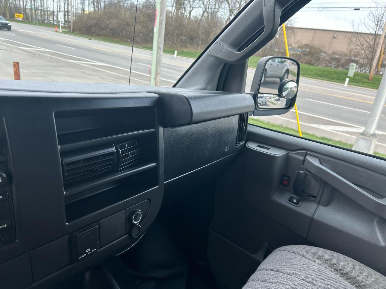 GMC Savana Cargo Van RWD 2500 135" 2017