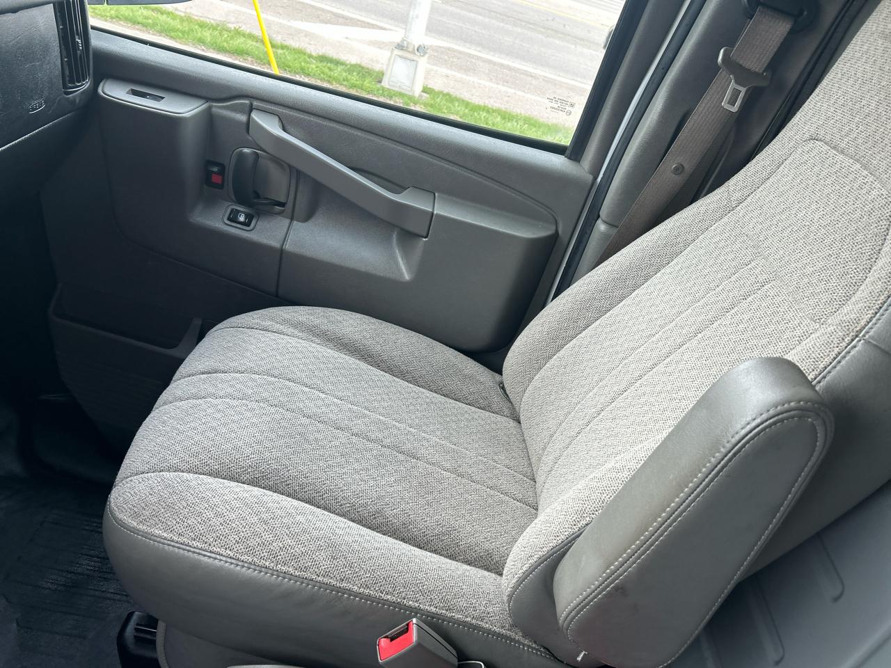 GMC Savana Cargo Van RWD 2500 135" 2017