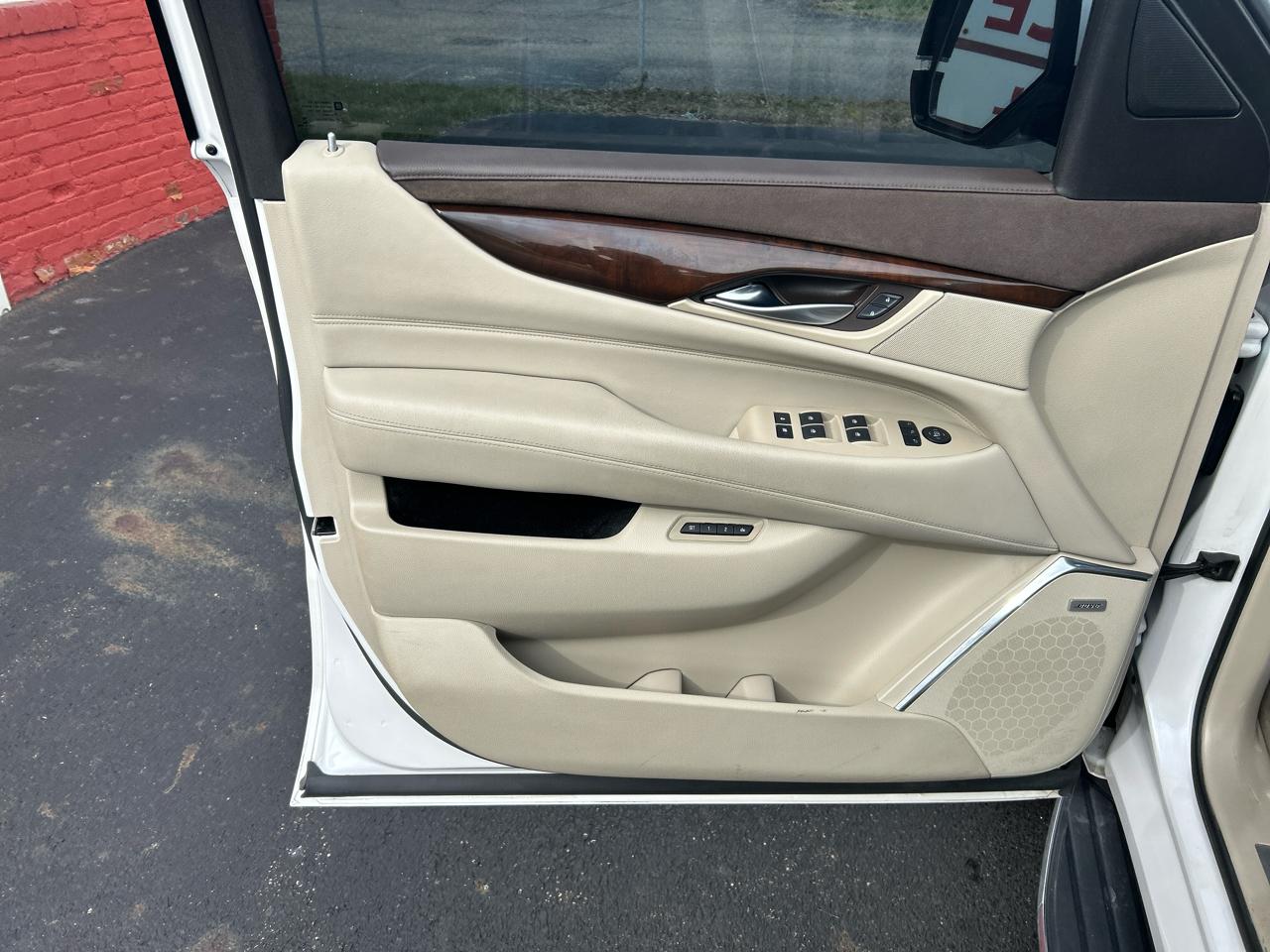 Cadillac Escalade ESV 4WD 4dr Luxury 2017