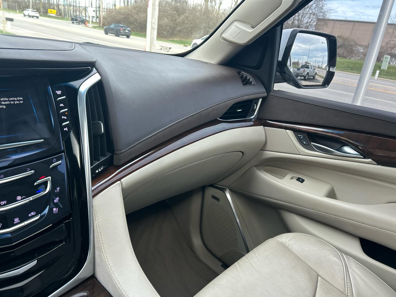 Cadillac Escalade ESV 4WD 4dr Luxury 2017