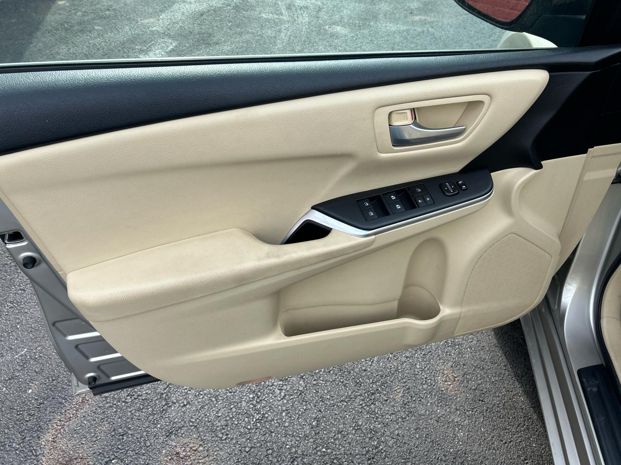 Toyota Camry 4dr Sdn I4 Auto XLE (Natl) 2015