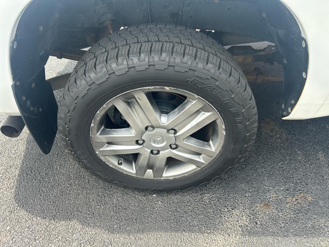 Toyota Tundra 4WD Truck Dbl 5.7L V8 6-Spd AT LTD (Natl) 2009