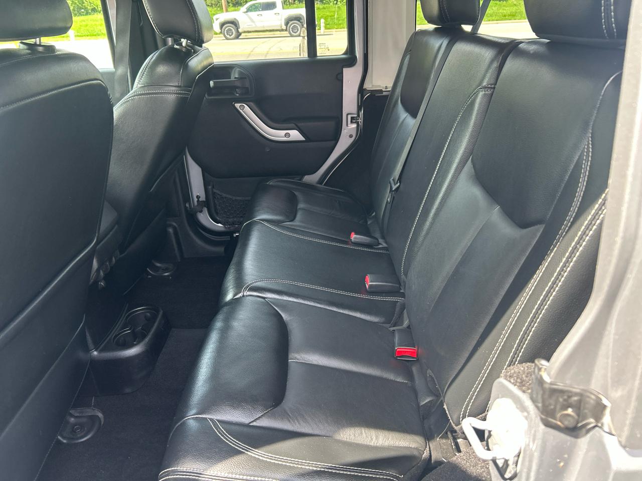 Jeep Wrangler Unlimited 4WD 4dr Sahara 2013