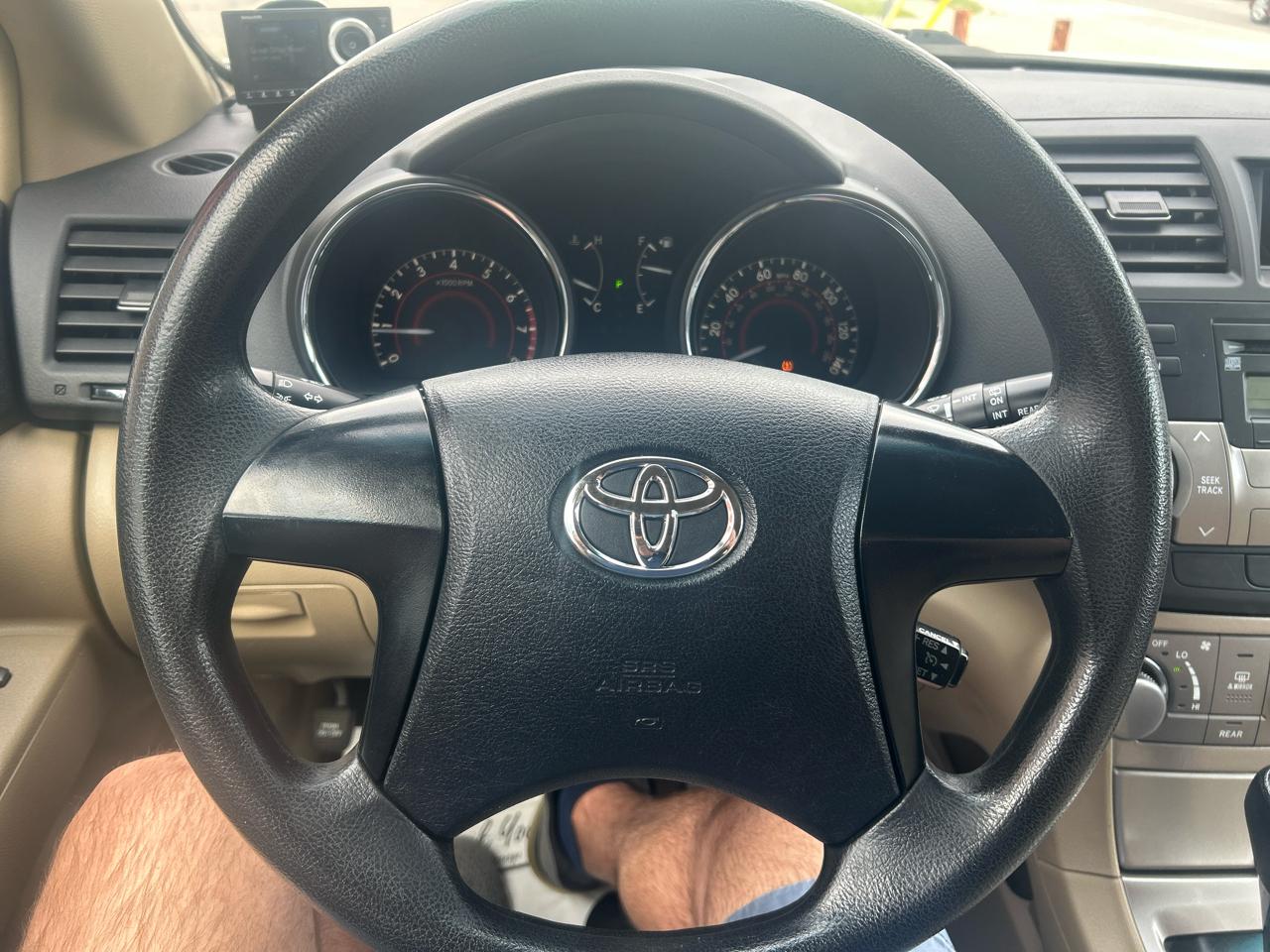 Toyota Highlander 4WD 4dr V6 (Natl) 2012