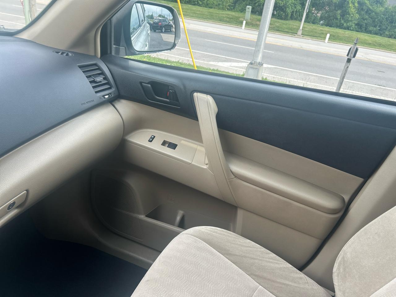 Toyota Highlander 4WD 4dr V6 (Natl) 2012