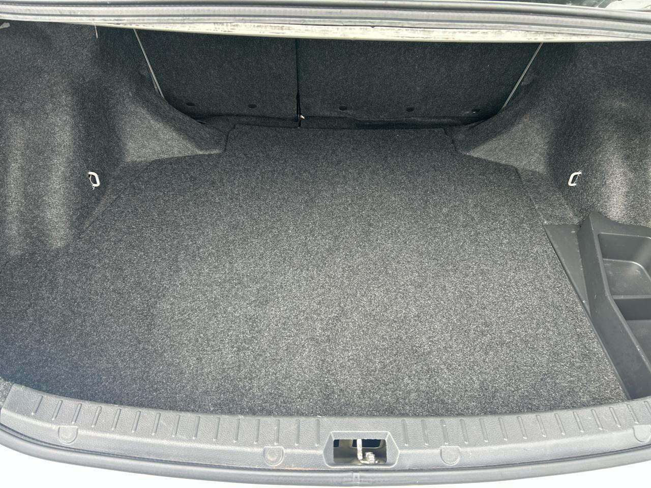 Toyota Corolla 4dr Sdn Man (Natl) 2010