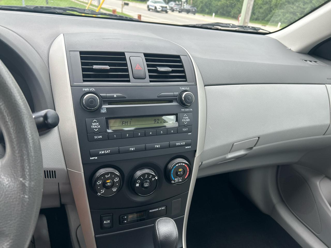 Toyota Corolla 4dr Sdn Man (Natl) 2010