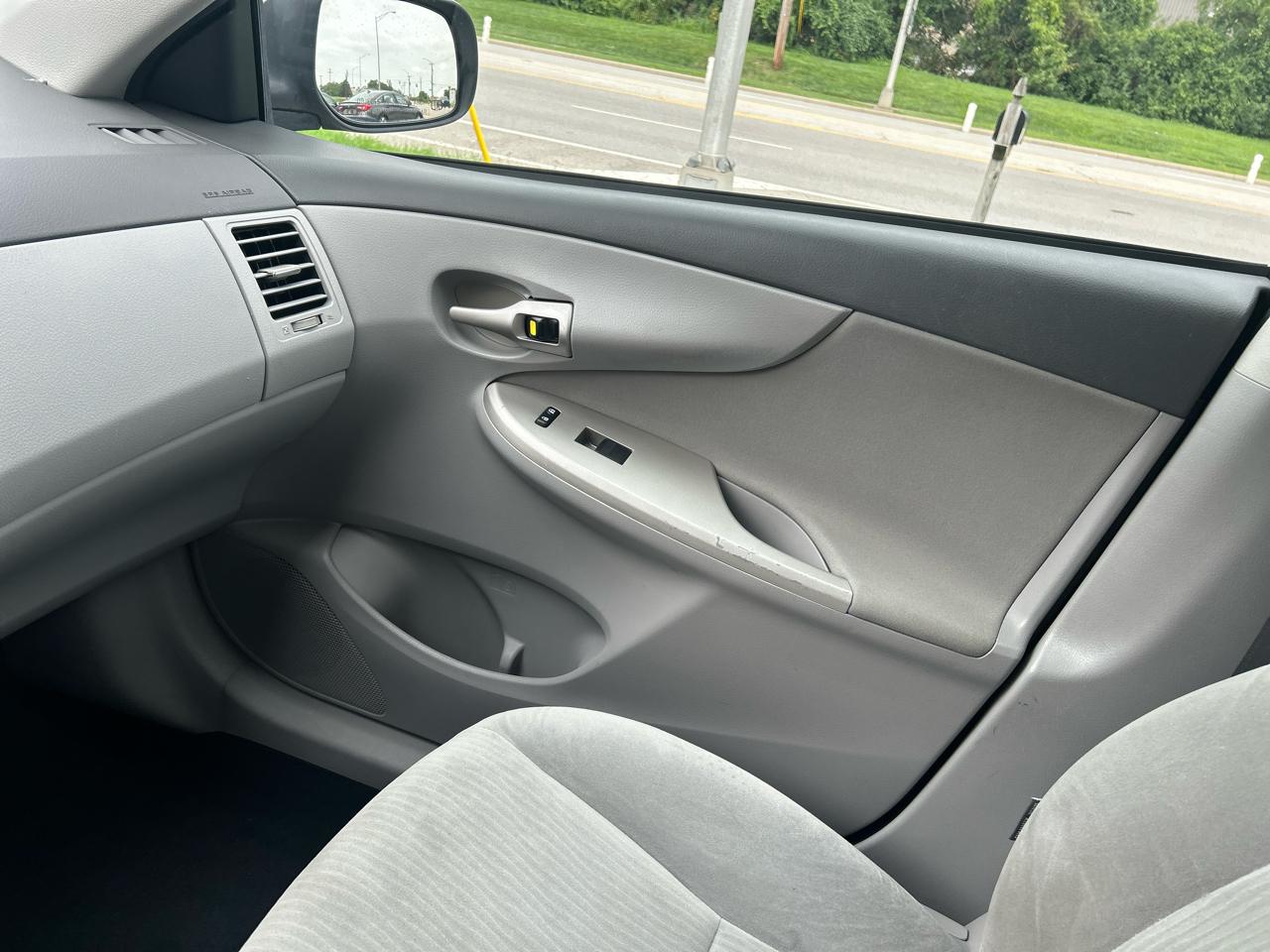 Toyota Corolla 4dr Sdn Man (Natl) 2010