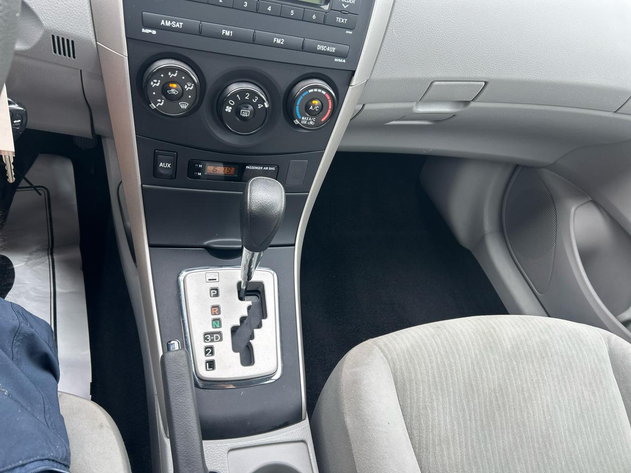 Toyota Corolla 4dr Sdn Man (Natl) 2010