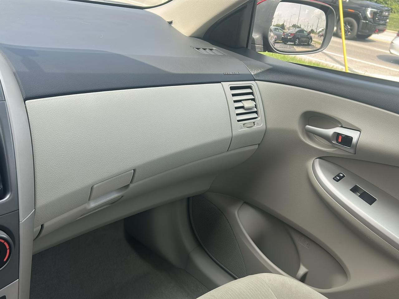 Toyota Corolla 4dr Sdn Auto LE (Natl) 2012