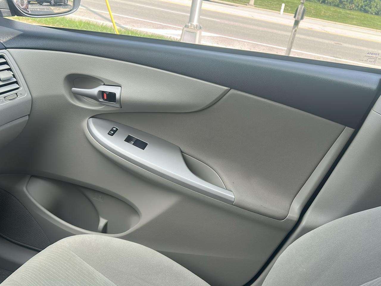Toyota Corolla 4dr Sdn Auto LE (Natl) 2012