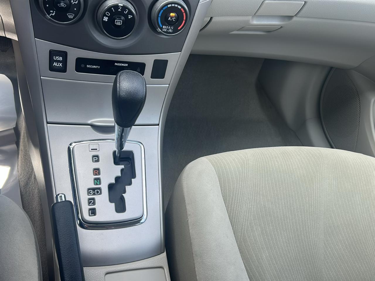 Toyota Corolla 4dr Sdn Auto LE (Natl) 2012