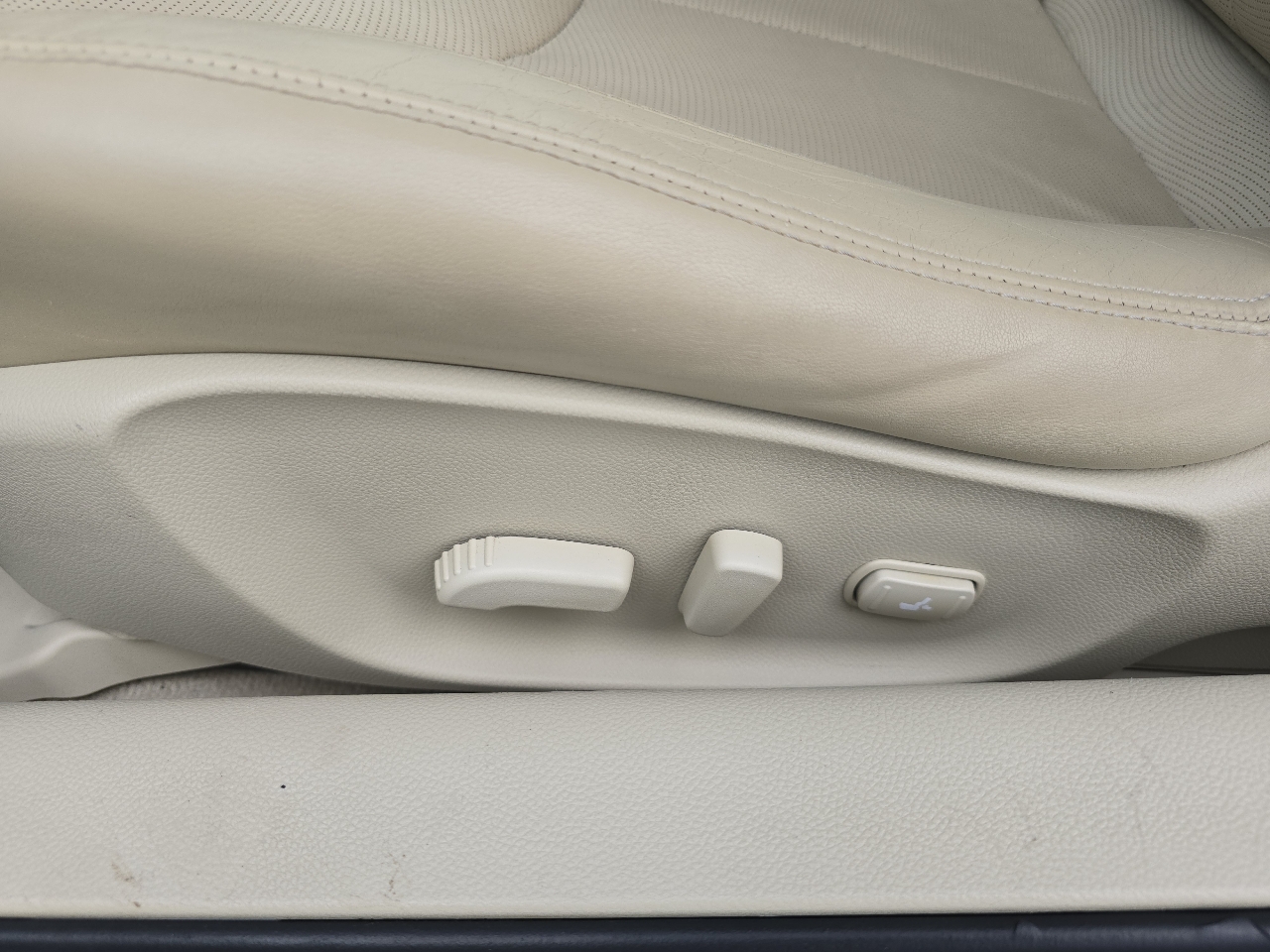 2015 Infiniti Q60 photo 8
