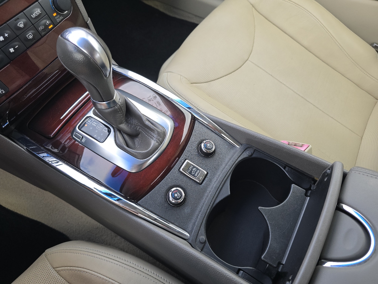 2015 Infiniti Q60 photo 23