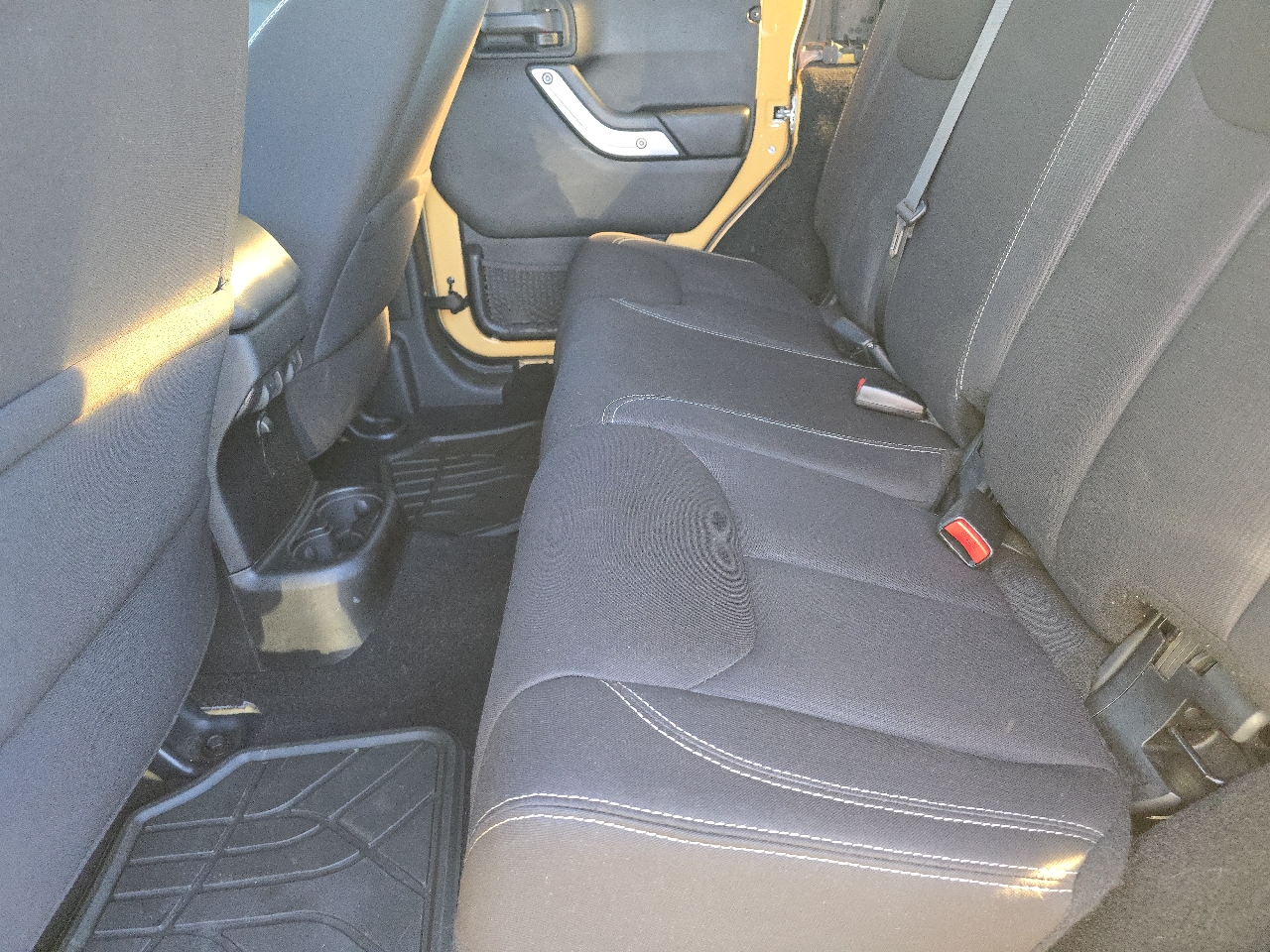 Jeep Wrangler Unlimited 4WD 4dr Sahara 2013