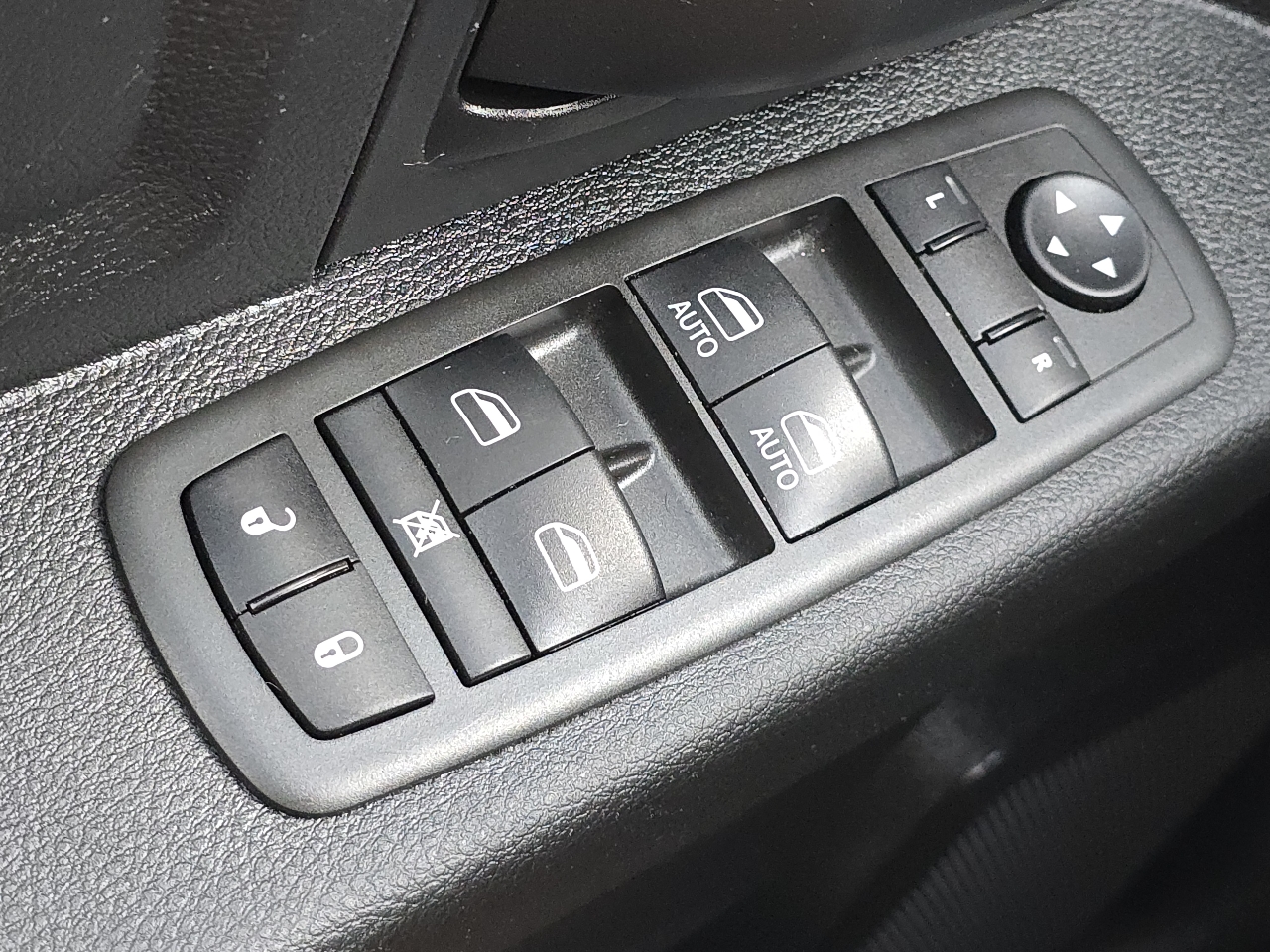 RAM 1500 Classic Tradesman 4x4 Crew Cab 5'7" Box 2021